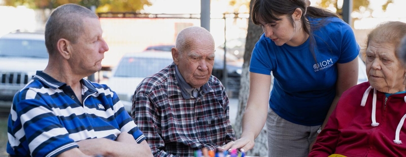 Эксперты МОМ помогают пожилым украинцам получить необходимую помощь.